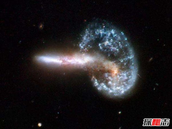 触须星系之谜,碰撞中的星系竟有烟花般的尾巴(异常美丽)