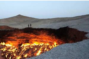 乌兹别克斯坦地狱之门，百米宽巨坑燃烧40年从未熄灭